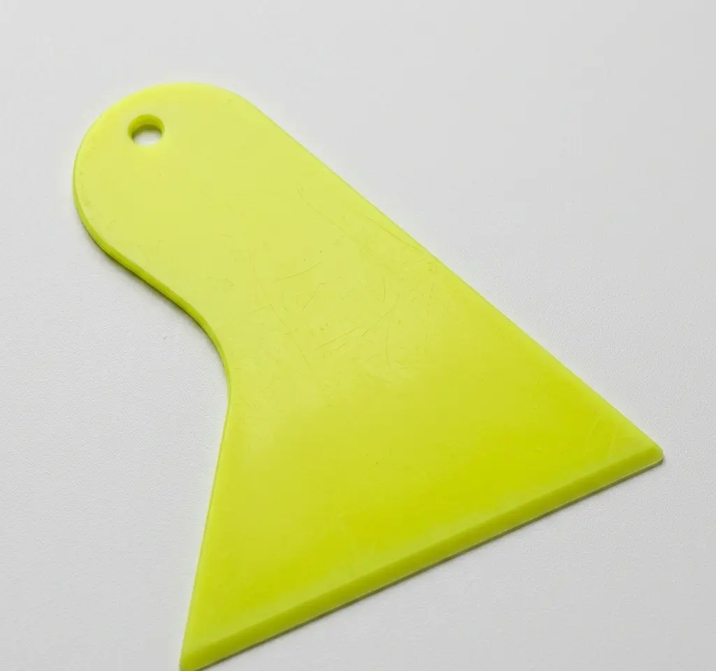 Plastikowa szpachelka - trójkątna 1 Plastikowa szpachelka - trójkątna